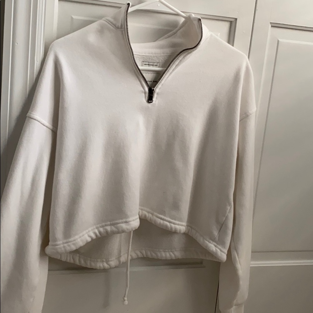 white quarter sip crop top